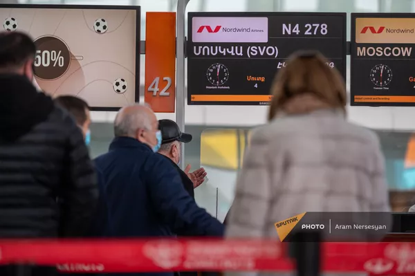 Пассажиры рейса Ереван-Москва в зале вылета аэропорта Звартноц (1 февраля 2021). Еревaн Пассажиры рейса Ереван-Москва в зале вылета аэропорта Звартноц (1 февраля 2021). Еревaн - Sputnik Армения