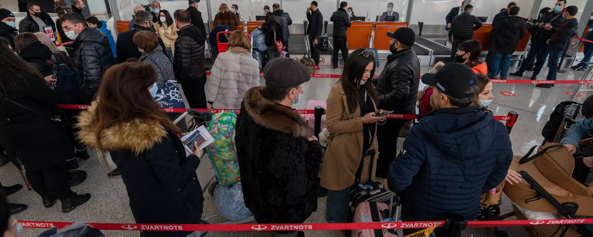 Пассажиры рейса Ереван-Москва в зале вылета аэропорта Звартноц (1 февраля 2021). Еревaн - Sputnik Армения, 1920, 20.08.2021