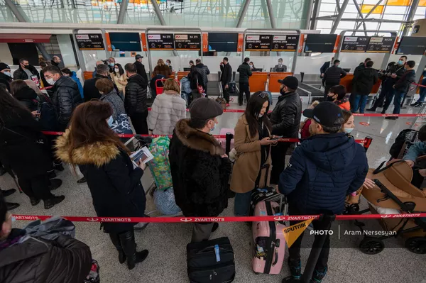 Пассажиры рейса Ереван-Москва в зале вылета аэропорта Звартноц (1 февраля 2021). Еревaн Пассажиры рейса Ереван-Москва в зале вылета аэропорта Звартноц (1 февраля 2021). Еревaн - Sputnik Армения