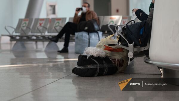 Пассажиры в зале вылета аэропорта Звартноц  - Sputnik Армения
