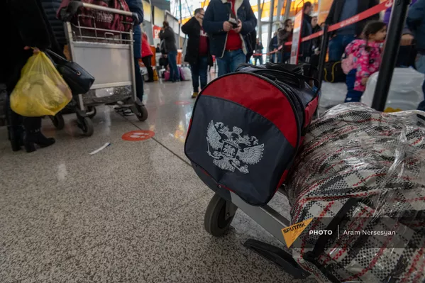 Пассажиры рейса Ереван-Москва в зале вылета аэропорта Звартноц (1 февраля 2021). Еревaн - Sputnik Армения