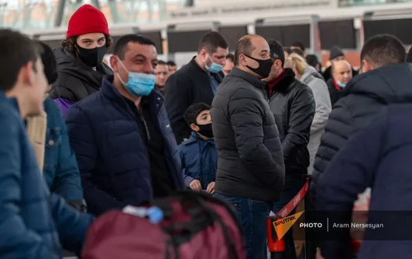 Пассажиры рейса Ереван-Москва в зале вылета аэропорта Звартноц (1 февраля 2021). Еревaн Пассажиры рейса Ереван-Москва в зале вылета аэропорта Звартноц (1 февраля 2021). Еревaн - Sputnik Армения