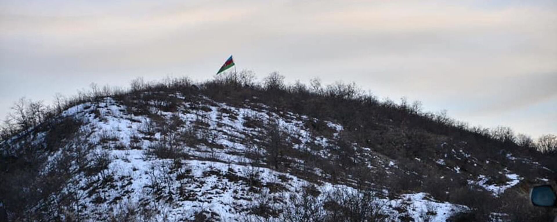 Флаг Азербайджана на дороге, ведущей из города Капана в село Чакатен (2 февраля 2021).  - Sputnik Армения, 1920, 11.02.2021