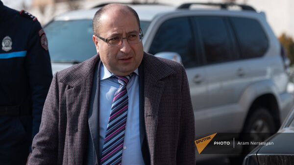 Адвокат Роберта Кочаряна Айк Алумян у здания Шенгавитского суда (2 февраля 2021). Еревaн - Sputnik Армения
