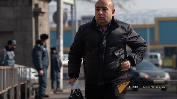 Адвокат Роберта Кочаряна Ованнес Худоян у здания Шенгавитского суда (2 февраля 2021). Еревaн  - Sputnik Армения