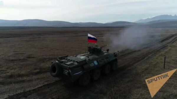 Отработка стрельбы из БТР российскими миротворцами в Карабахе - Sputnik Армения