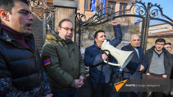 Акция протеста у здания Парламента (3 февраля 2021). Еревaн - Sputnik Արմենիա