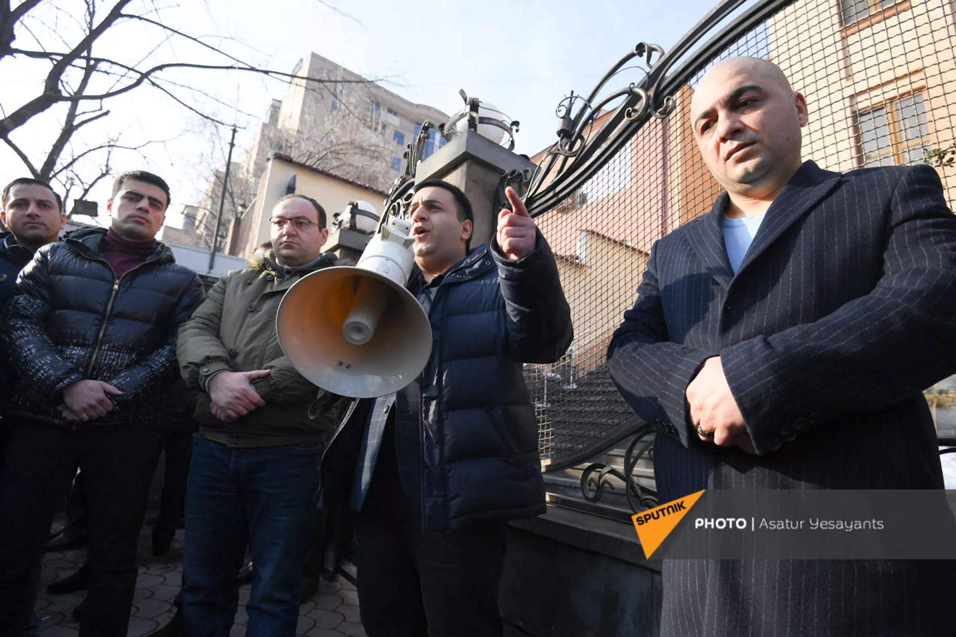 Больше судей, больше посадок: оппозиция протестует возле здания парламента Армении Больше судей, больше посадок: оппозиция протестует возле здания парламента Армении - Sputnik Армения, 1920, 03.02.2021