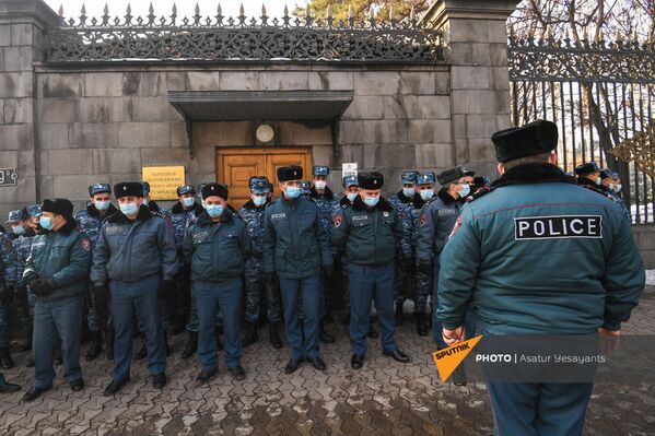 Полицейские во время акции протеста у здания Парламента (3 февраля 2021). Еревaн - Sputnik Армения