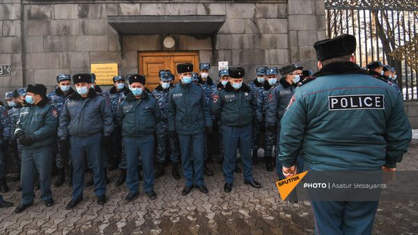Полицейские во время акции протеста у здания Парламента (3 февраля 2021). Еревaн - Sputnik Армения