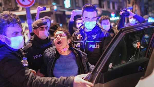 Турецкие полицейские задерживают женщину на акции протеста - Sputnik Армения