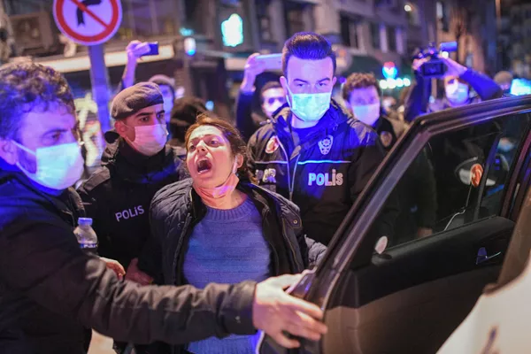 Турецкие полицейские задерживают женщину на акции протеста Турецкие полицейские задерживают женщину на акции протеста - Sputnik Армения