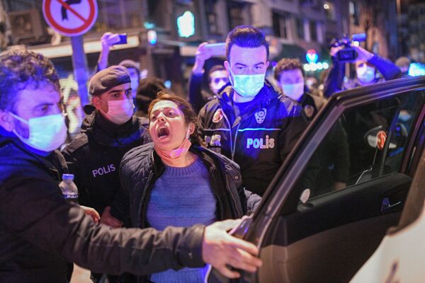 Թուրք ոստիկանները ձերբակալում են բողոքի ակցիային մասնակցող աղջկան - Sputnik Արմենիա