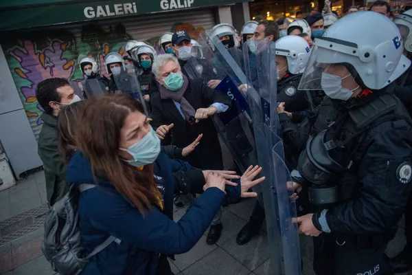 Полиция и участники акции протеста в Турции Полиция и участники акции протеста в Турции - Sputnik Армения