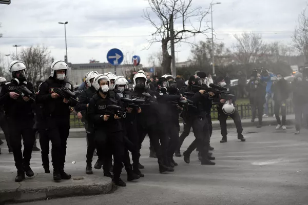 Полицеские во время протестов в Стамбуле Полицеские во время протестов в Стамбуле - Sputnik Армения