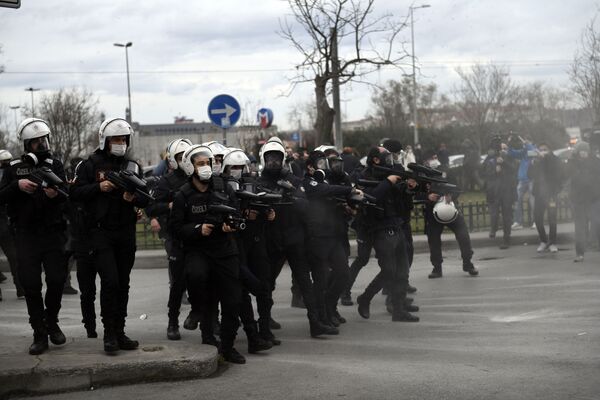 Полицеские во время протестов в Стамбуле - Sputnik Армения