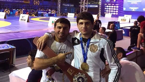 Борец Малхас Амоян (справа) с дядей Романом Амояном - Sputnik Армения