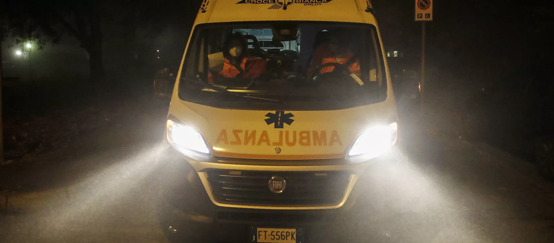 Машина скорой помощи везет в больницу пациента с подозрением на Covid-19 в Чинизелло Бальзамо (19 ноября 2020). Италия - Sputnik Армения, 1920, 04.02.2021