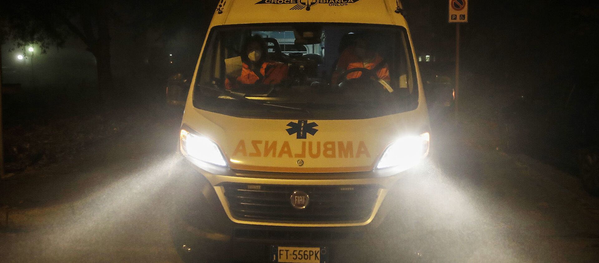 Машина скорой помощи везет в больницу пациента с подозрением на Covid-19 в Чинизелло Бальзамо (19 ноября 2020). Италия - Sputnik Армения, 1920, 04.02.2021