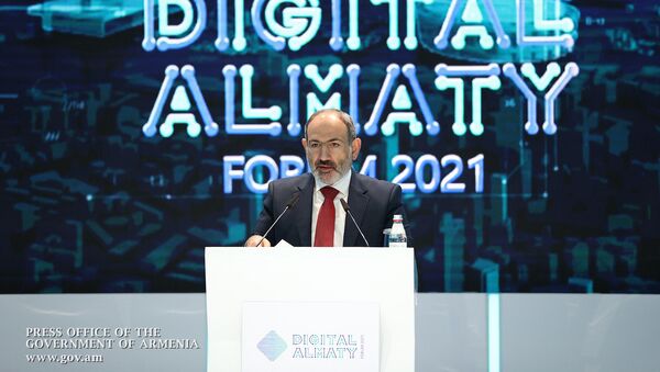 Премьер-министр Никол Пашинян во время выступления на выставке цифровых проектов форума Digital Almaty 2021 (5 февраля 2021). Алматы - Sputnik Արմենիա