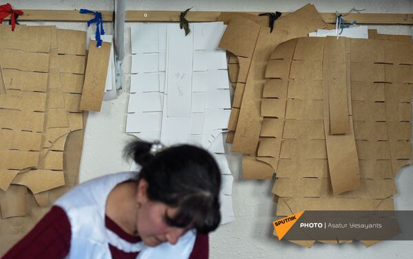 Швеи куртанской фабрики по производству курток за работой (5 февраля 2021). Куртан - Sputnik Армения