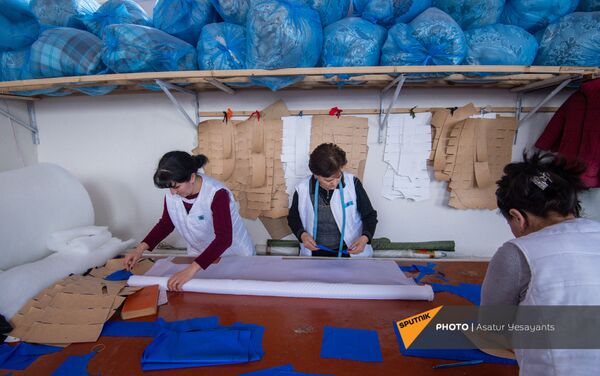 Швеи куртанской фабрики по производству курток за работой (5 февраля 2021). Куртан - Sputnik Армения