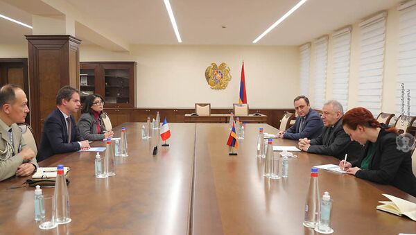 Министр обороны Вагаршак Арутюнян принял Чрезвычайного и Полномочного Посла Франции в РА Джонатана Лакота (5 февраля 2021). Еревaн - Sputnik Армения