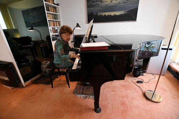 106-летняя французская пианистка Колетт Мазе играет на пианино в своем доме в Париже, Франция - Sputnik Армения