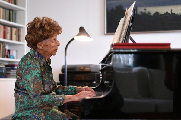 106-летняя французская пианистка Колетт Мазе играет на пианино в своем доме в Париже, Франция - Sputnik Армения
