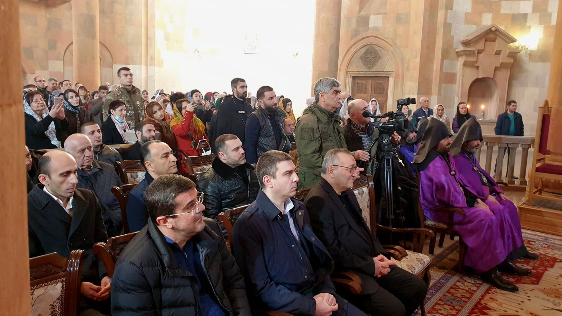 Вртанес Абрамян впервые провел литургию в степанакертской церкви св. Богоматери - Sputnik Армения, 1920, 07.02.2021