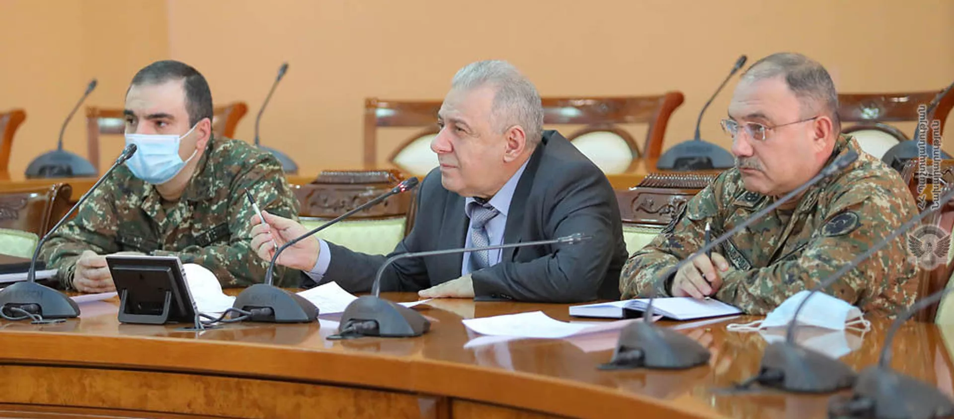 Министр обороны РА Вагаршак Арутюнян встретился с родственниками военнослужащих, пропавших без вести в карабахской войне (8 февраля 2021). Еревaн - Sputnik Армения, 1920, 08.02.2021