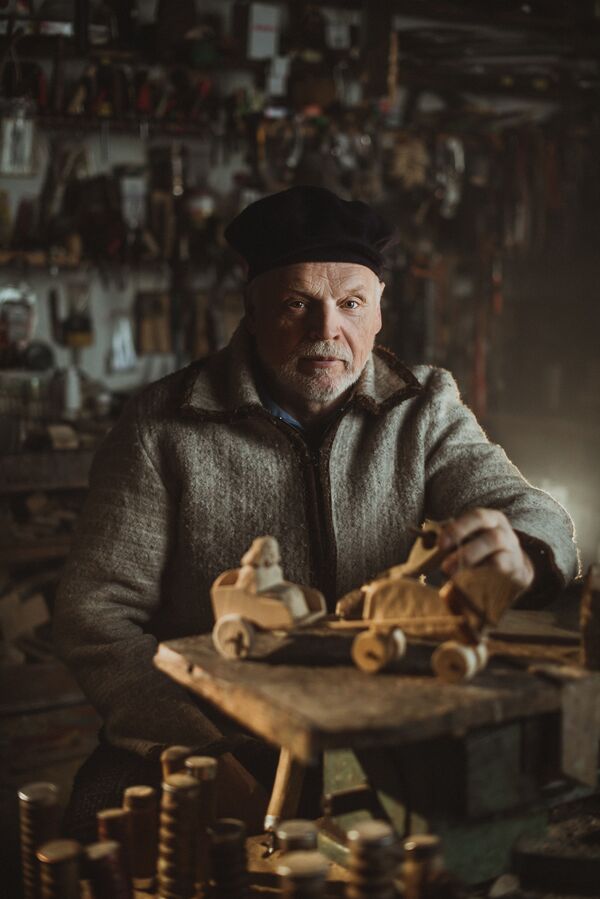 Снимок Traditional Crafts: Portrait of a Toymaker фотографа Simas Bernotas, победивший в номинации National Awards (Литва) конкурса 2021 Sony World Photography Awards  - Sputnik Армения