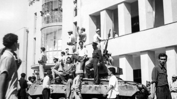 Танк во дворе тегеранского радио во время переворота, свергнувшего Мохаммеда Мосаддыка и его правительство (19 августа 1953). Тегеран - Sputnik Армения