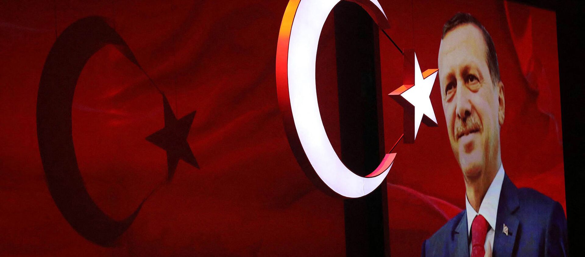 Турецкий флаг и изображение президента Турции Реджепа Тайипа Эрдогана на церемонии открытия Сурдлимпийских игр (18 июля 2017). Самсун - Sputnik Армения, 1920, 26.02.2021