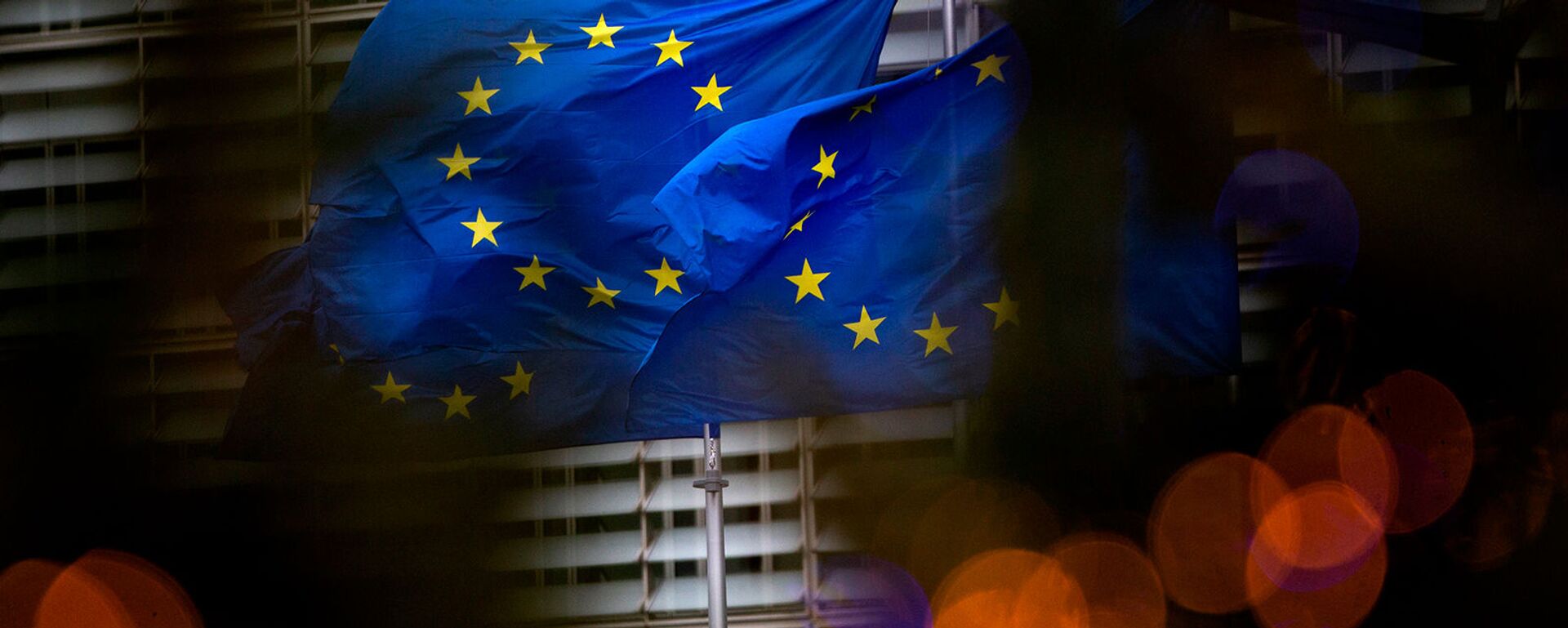 Флаги Европейского союза перед штаб-квартирой ЕС в Брюсселе - Sputnik Արմենիա, 1920, 10.02.2021