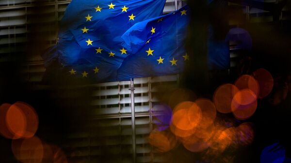 Флаги Европейского союза перед штаб-квартирой ЕС в Брюсселе - Sputnik Արմենիա