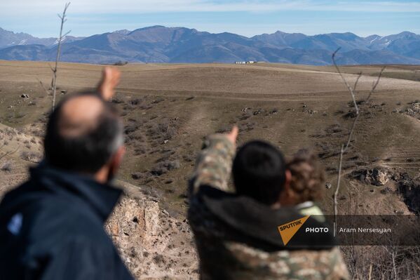 Жители села Неркин Хндзореск Сюникской области показывают на азербайджанский пост  - Sputnik Армения
