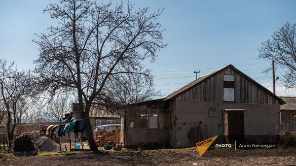 Дом, где временно проживают вынужденные переселенцы из Карабаха в селе Неркин Хндзореск, Сюник - Sputnik Արմենիա