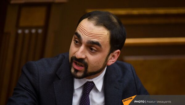Вице-премьер Тигран Авинян на заседании в Парламенте (10 февраля 2021). Еревaн - Sputnik Армения