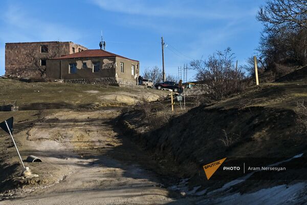 Жители села Шурнух Сюникской области устанавливают антенну на крыше дома - Sputnik Армения