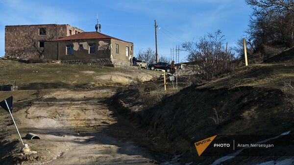 Жители села Шурнух Сюникской области устанавливают антенну на крыше дома - Sputnik Армения