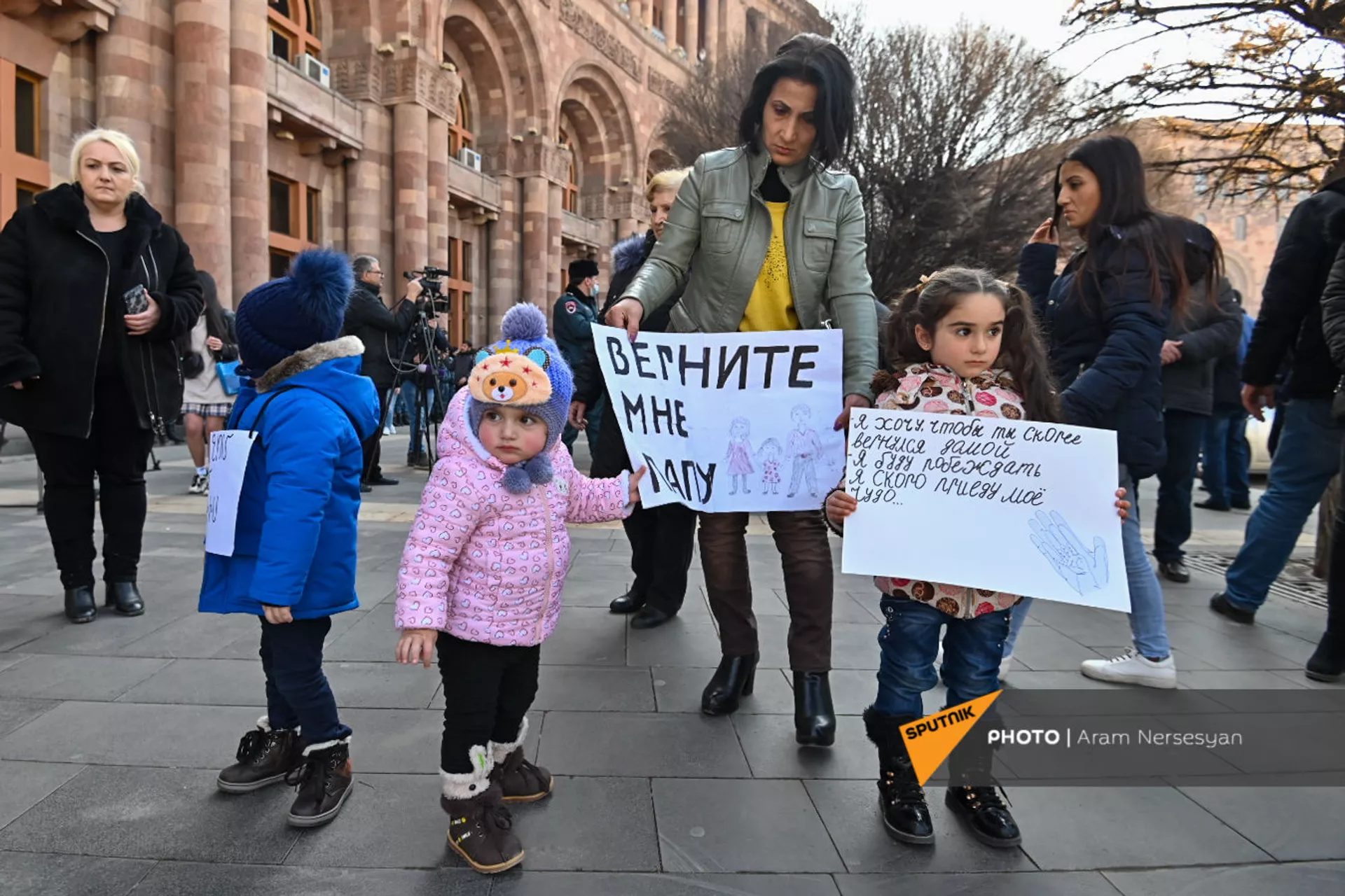 Верните папу: родители пропавших без вести в Карабахе солдат привели на акцию внуков Верните папу: родители пропавших без вести в Карабахе солдат привели на акцию внуков - Sputnik Армения, 1920, 11.02.2021