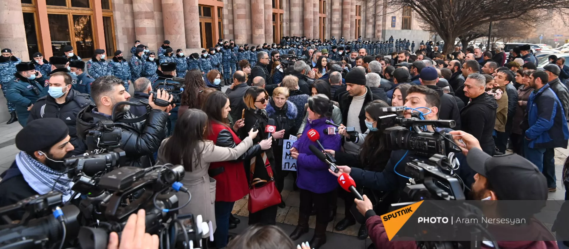 Акция протеста родственников попавших в плен военнослужащих перед Домом правительства (11 февраля 2021). Еревaн - Sputnik Армения, 1920, 11.02.2021