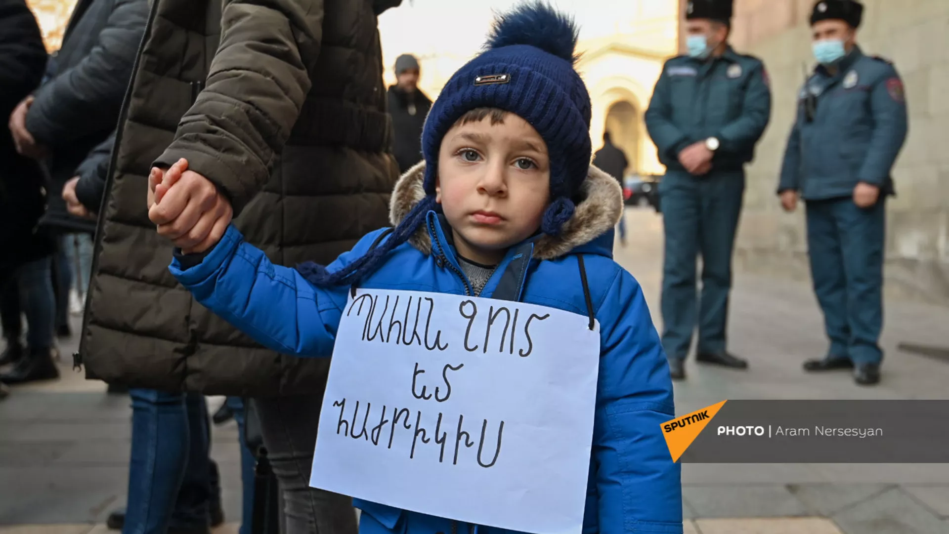 Верните папу: родители пропавших без вести в Карабахе солдат привели на акцию внуков Верните папу: родители пропавших без вести в Карабахе солдат привели на акцию внуков - Sputnik Армения, 1920, 11.02.2021