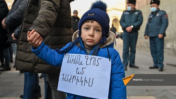 Акция протеста родственников попавших в плен военнослужащих перед Домом правительства (11 февраля 2021). Еревaн - Sputnik Армения