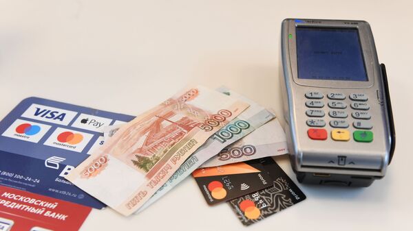 Терминал оплаты банковскими картами и денежные купюры - Sputnik Армения
