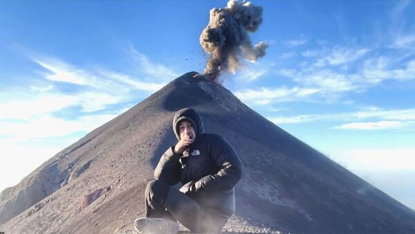 Позади медитирующего человека извергается вулкан - Sputnik Армения