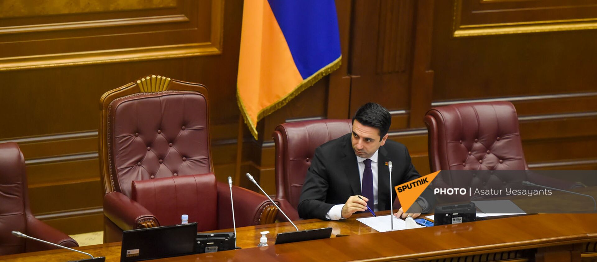 Вице-спикер НС Ален Симонян на заседании в Парламенте (10 февраля 2021). Еревaн - Sputnik Армения, 1920, 27.07.2021