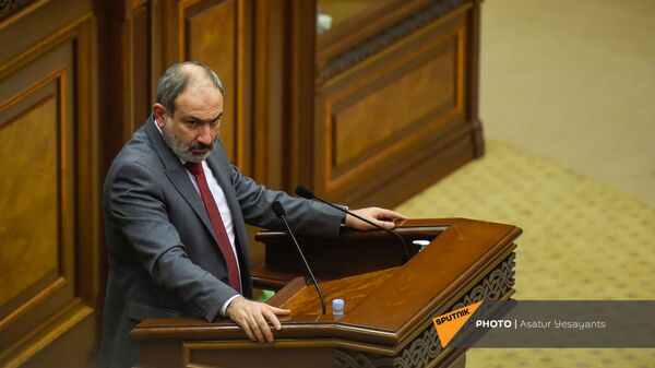Премьер-министр Никол Пашинян на заседании в Парламенте (10 февраля 2021). Еревaн - Sputnik Армения