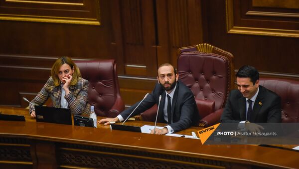 Лена Назарян, Арарат Мирзоян и Ален Симонян на заседании в Парламенте (10 февраля 2021). Еревaн - Sputnik Армения